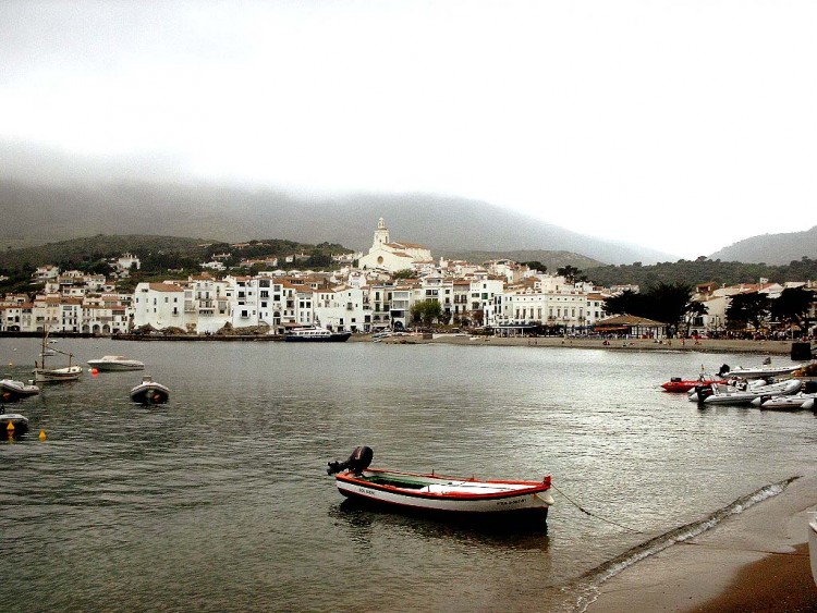 Fonds d'cran Voyages : Europe Espagne Eglise et port de Cadaqus