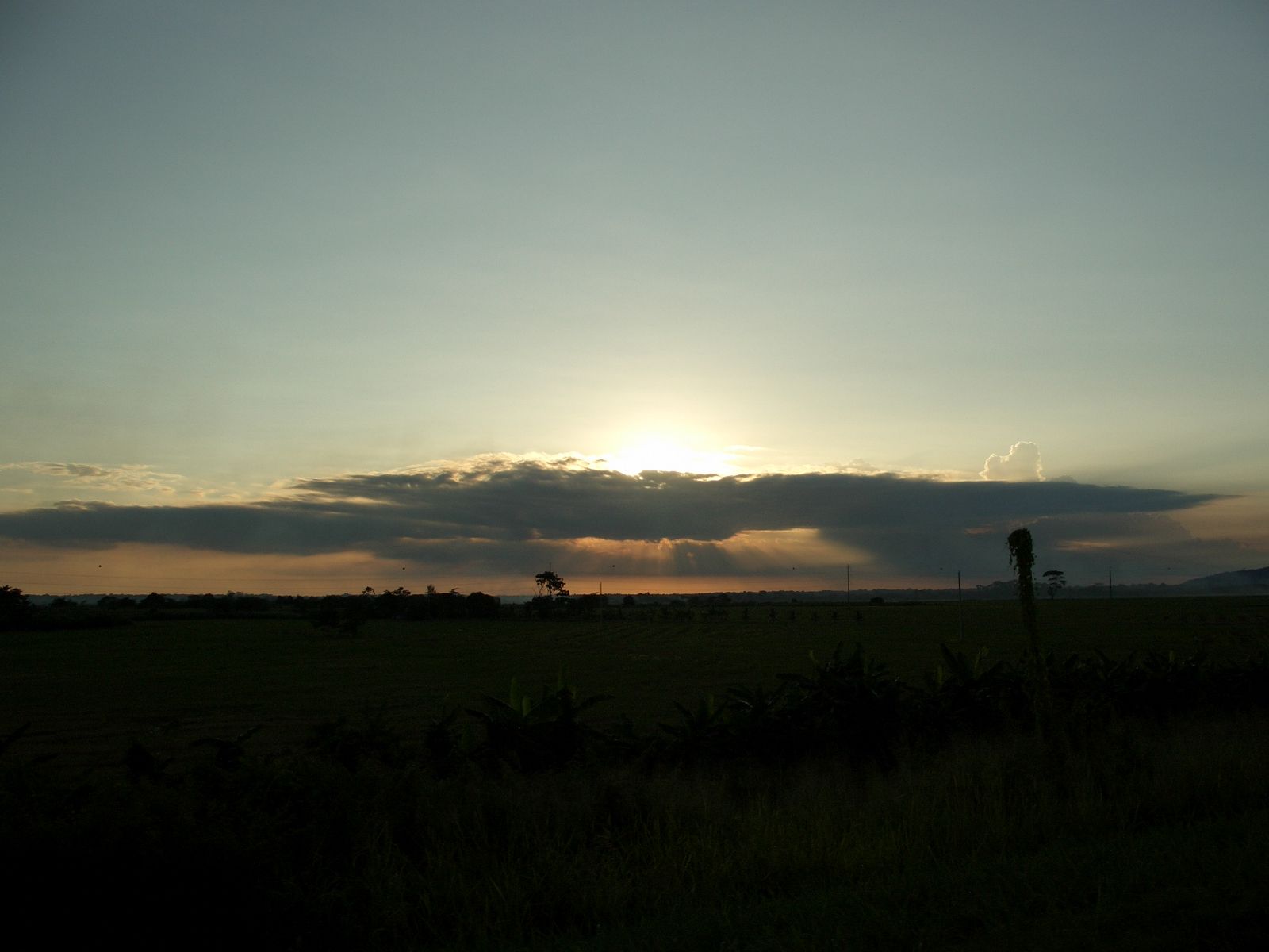 Fonds d'cran Nature Ciel - Nuages Sol OVNI