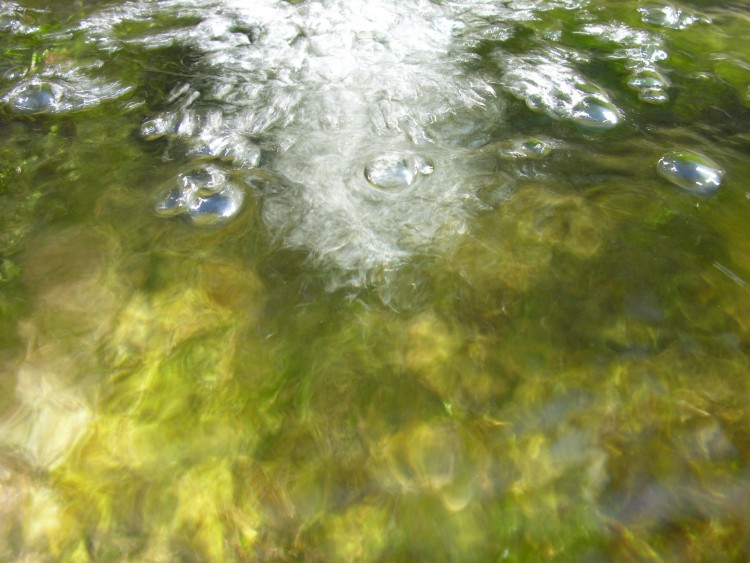 Fonds d'cran Nature Eau Bouillonnement limpide