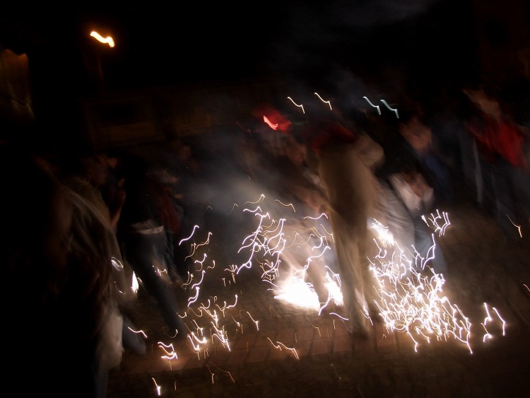 Fonds d'cran Objets Lumires Fuego entre la gente