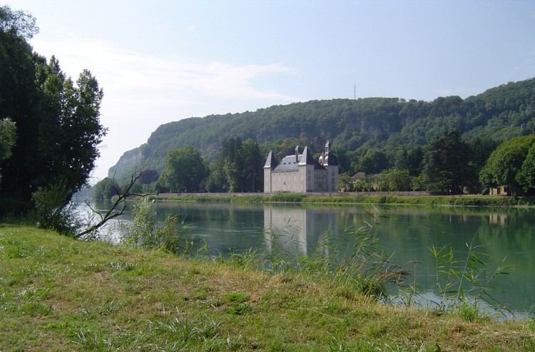 Fonds d'cran Voyages : Europe France > Rhne-Alpes chteau de Vertrieu dans l'Isre