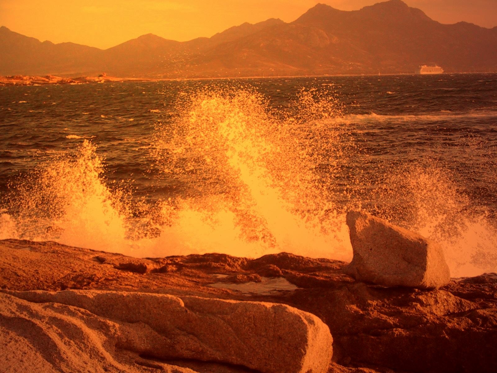 Fonds d'cran Nature Mers - Ocans - Plages Vague dore