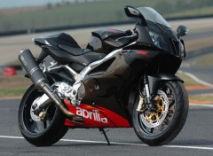 Fonds d'cran Motos Aprilia rsv 1000r