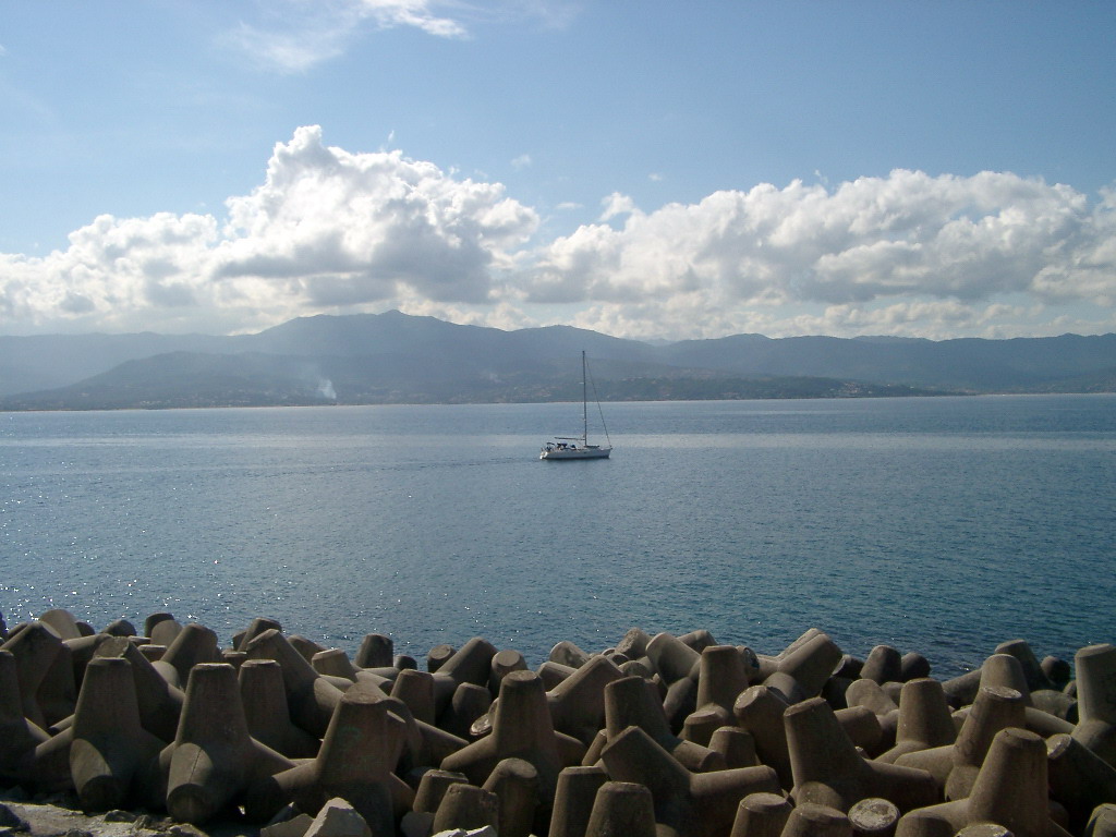 Wallpapers Trips : Europ France > Corsica Bateau au milieu de la mer