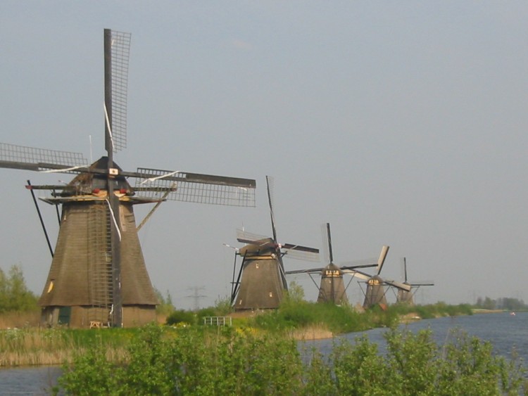 Fonds d'cran Constructions et architecture Moulins - Eoliennes Range de moulins  Kinderjik