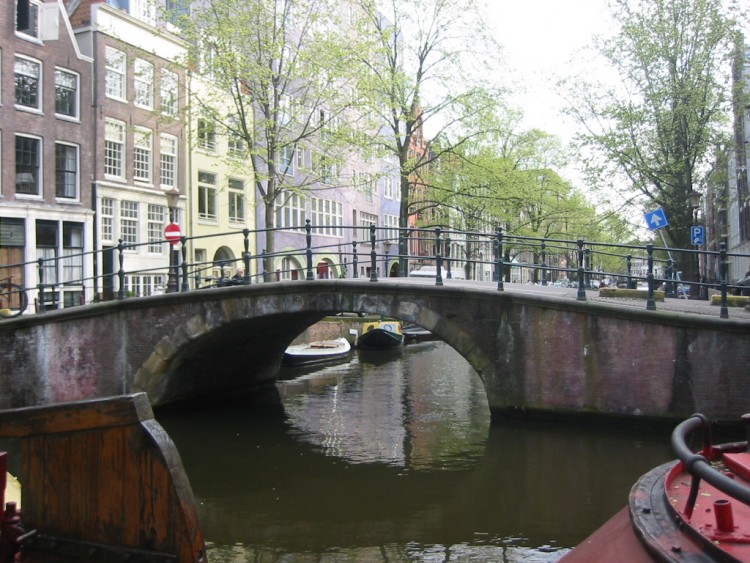 Fonds d'cran Voyages : Europe Pays-Bas Petit pont sur canal (Amsterdam)