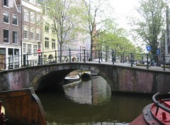 Fonds d'cran Voyages : Europe Petit pont sur canal (Amsterdam)