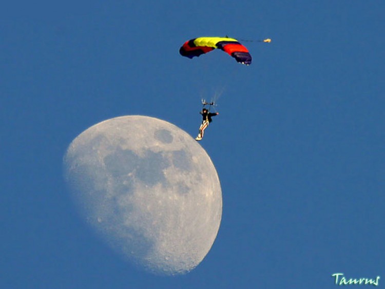 Fonds d'cran Sports - Loisirs Parapente deux pas sur la lune