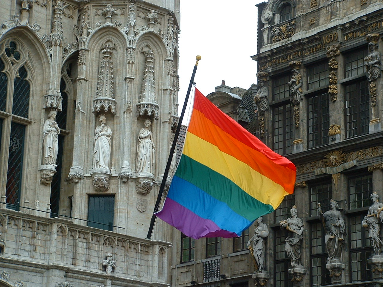 Wallpapers Trips : Europ Belgium Rainbow Flag sur la Grand Place de Bruxelles