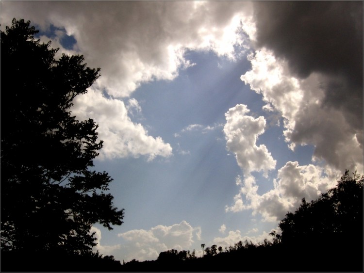 Wallpapers Nature Skies - Clouds Ciel nuageux avec perc de rayons de soleil