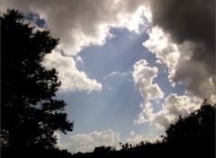 Fonds d'cran Nature Ciel nuageux avec perc de rayons de soleil