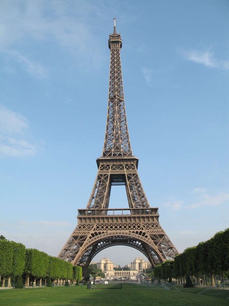 Fonds d'cran Constructions et architecture Edifices Tour Eiffel en milieu de matine