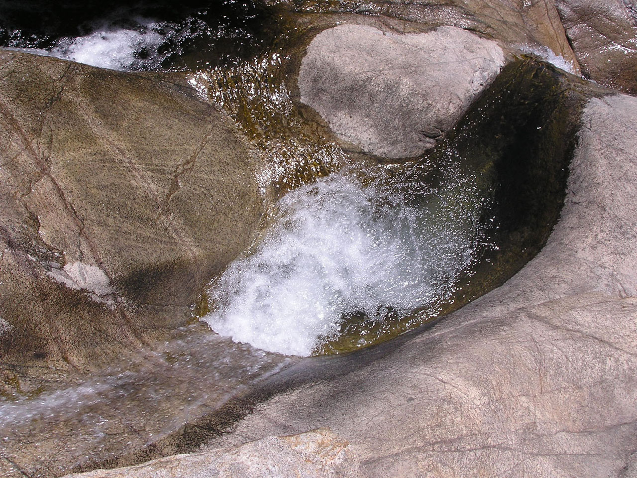 Fonds d'cran Nature Cascades - Chutes Corse - Torrent le Golu.