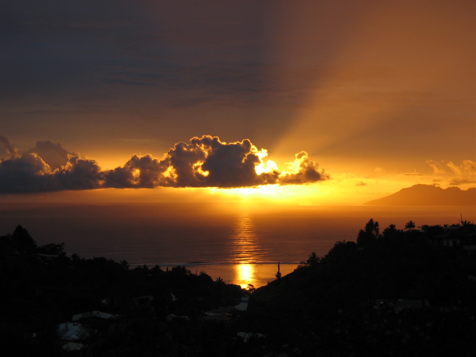 Fonds d'cran Nature Couchers et levers de Soleil coucher de soleil sur Moorea vu de Tahiti