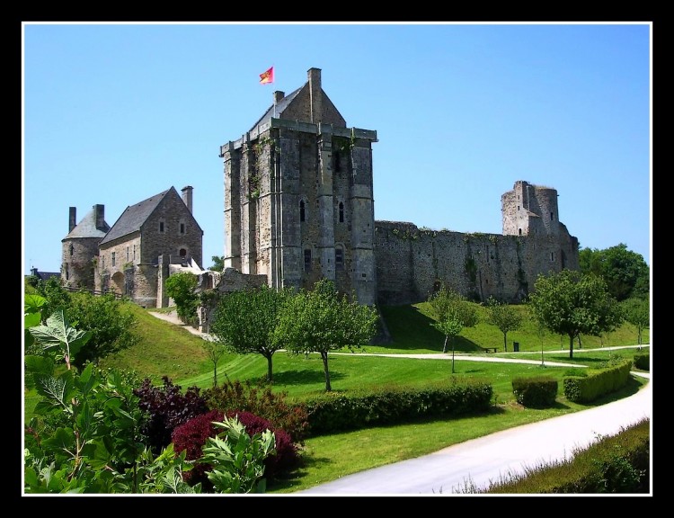 Fonds d'cran Constructions et architecture Chteaux - Palais le chateau de saint sauveur le vicomte