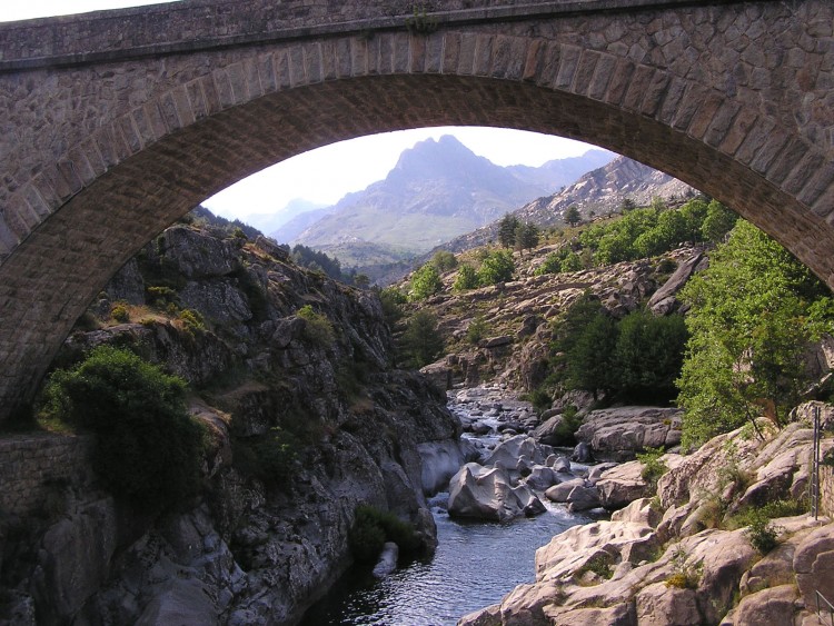 Fonds d'cran Constructions et architecture Ponts - Aqueducs Corse - Pont  arche unique.