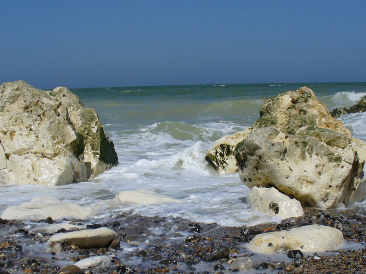 Wallpapers Nature Seas - Oceans - Beaches La mer en bas des falaises de craie de Pourville-Varengeville