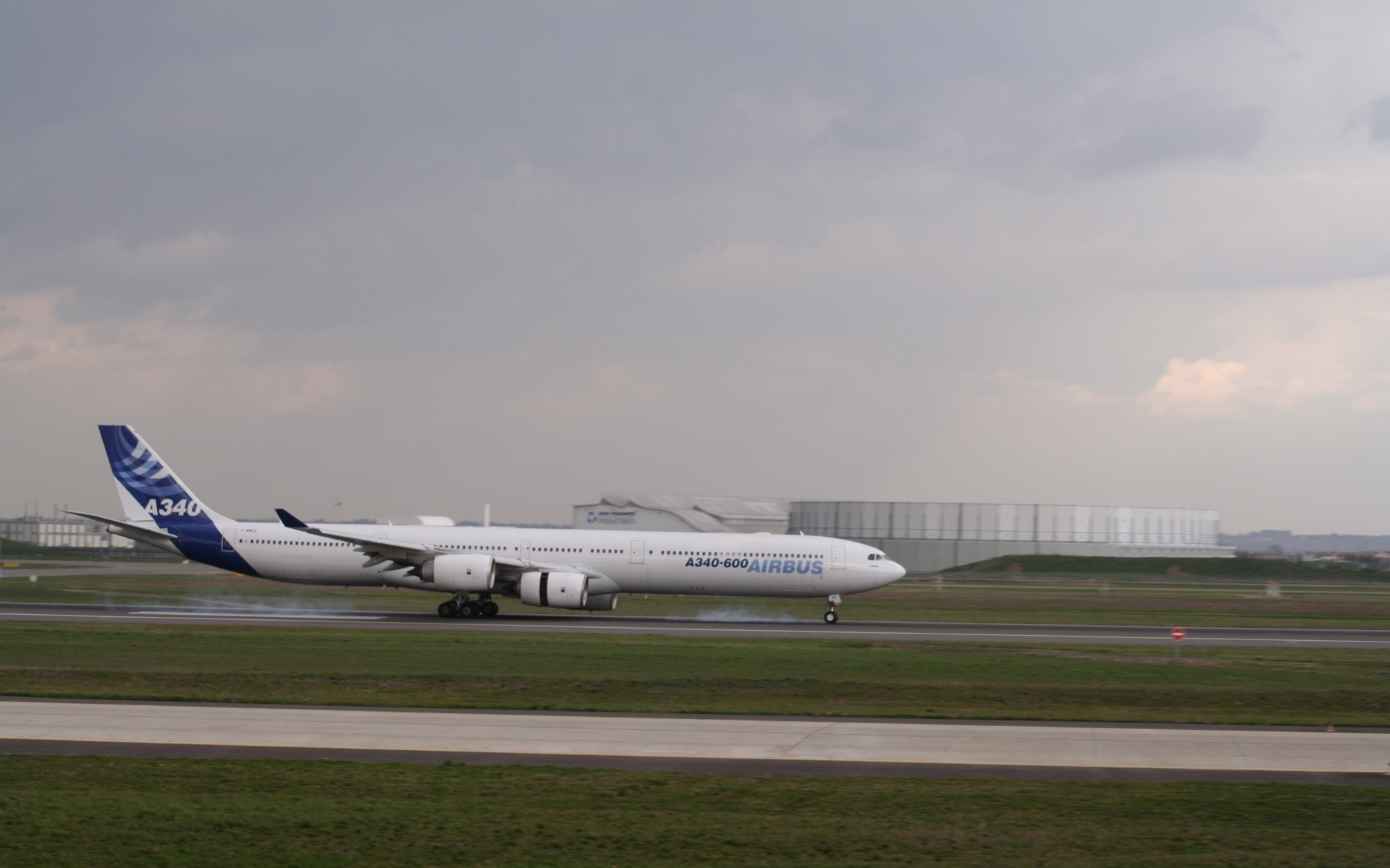 Wallpapers Planes Airliners A340-A l'atrissage