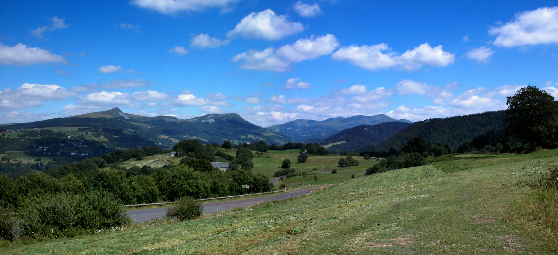 Wallpapers Trips : Europ France > Auvergne Monts d'Auvergne-pano