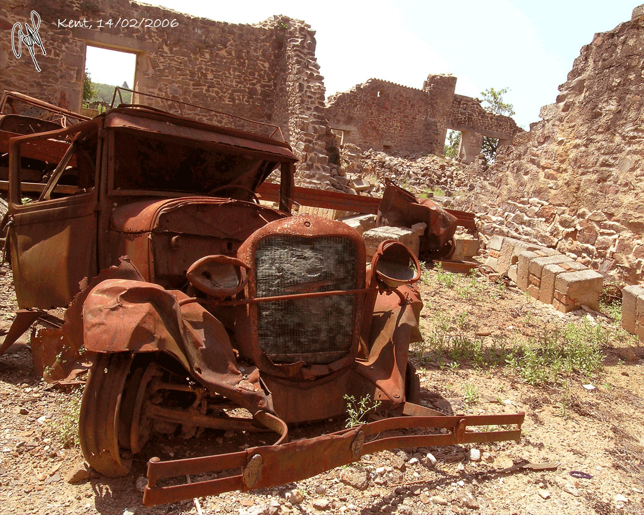 Fonds d'cran Transports divers Divers Carcasse de voiture : Oradour-sur-Glane