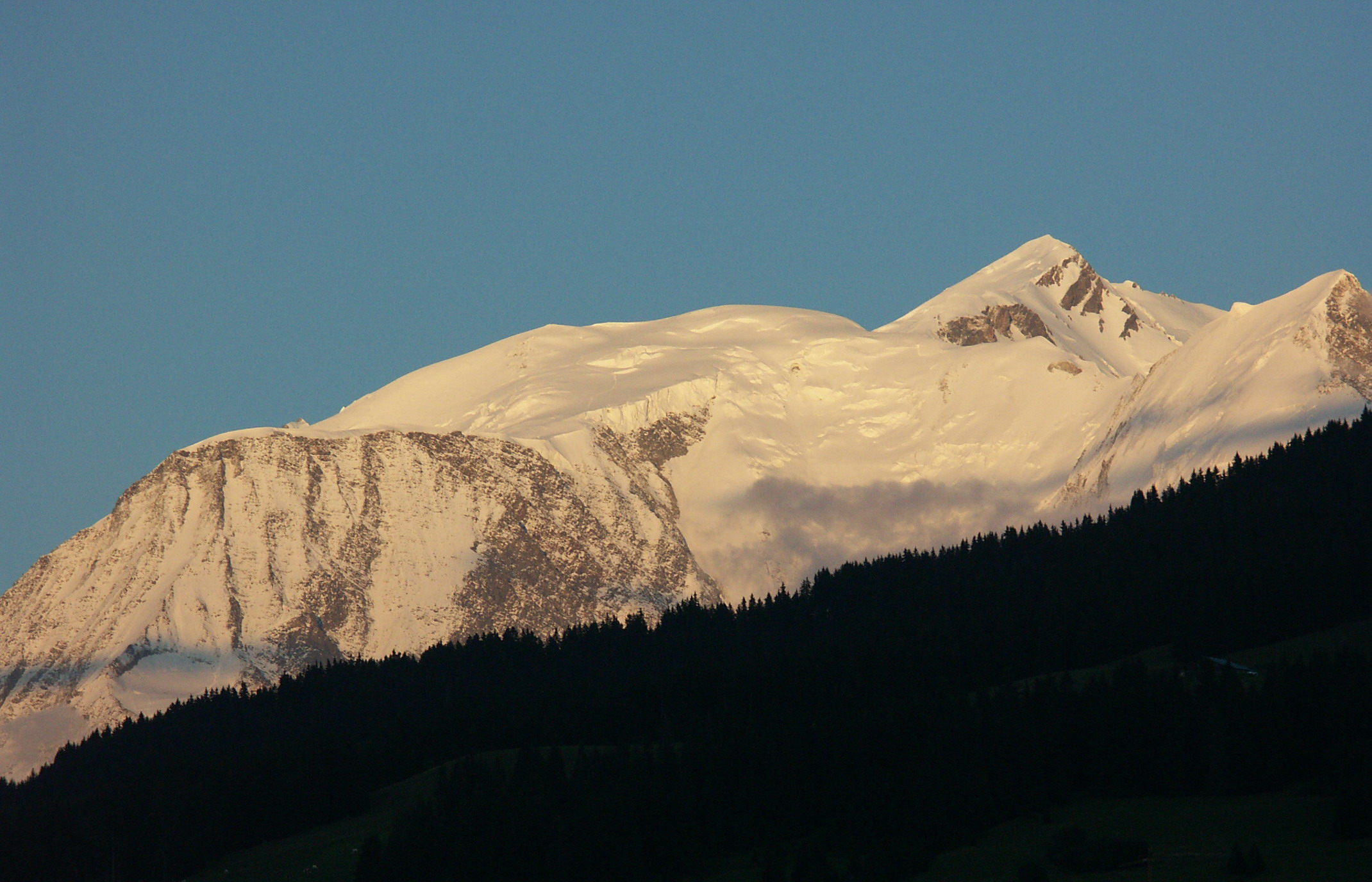 Fonds d'cran Nature Montagnes le sommet du MT BLANC dans le coucher du soleil