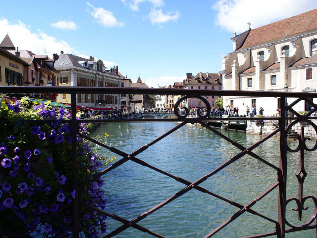 Fonds d'cran Voyages : Europe France > Rhne-Alpes Annecy et ces cannaux en fleurs