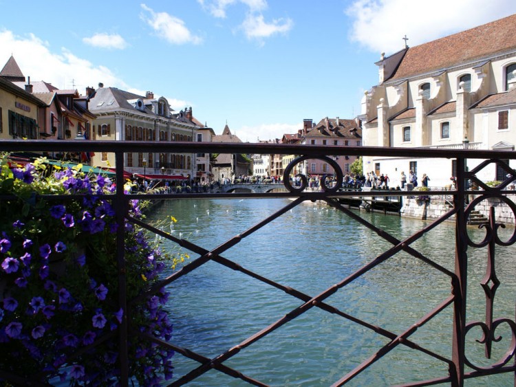 Fonds d'cran Voyages : Europe France > Rhne-Alpes Annecy et ces cannaux en fleurs