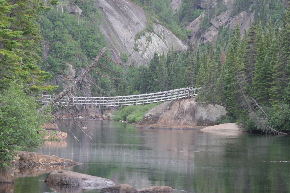 Fonds d'cran Nature Fleuves - Rivires - Torrents Pont suspendu