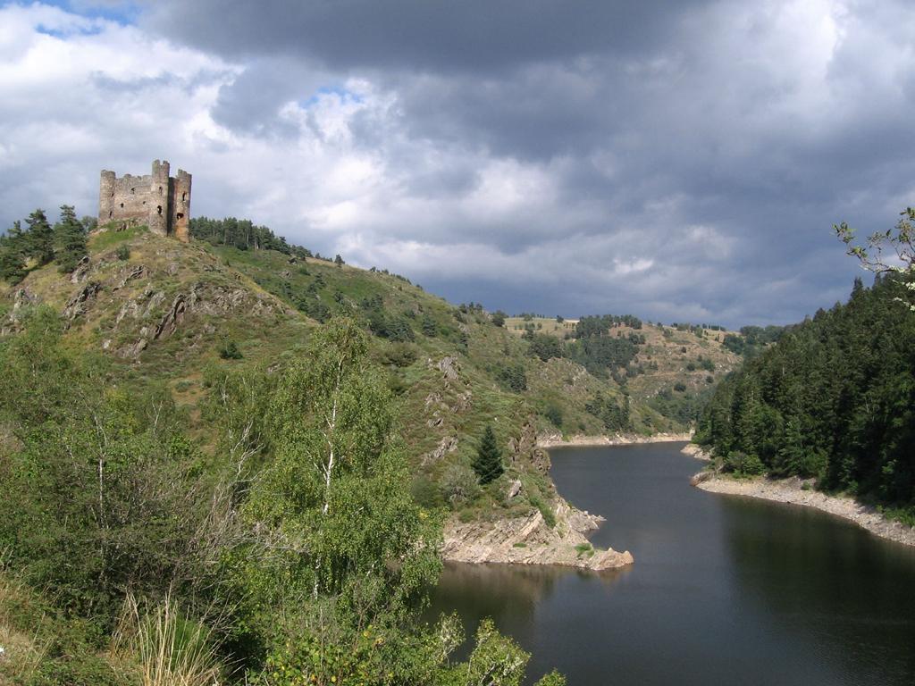 Fonds d'cran Constructions et architecture Chteaux - Palais le chateau d'alleuze (15)