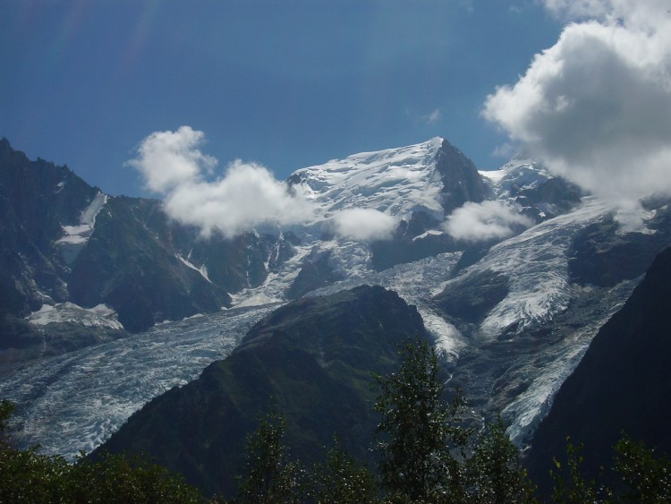 Fonds d'cran Nature Montagnes Montagne dans les nuages