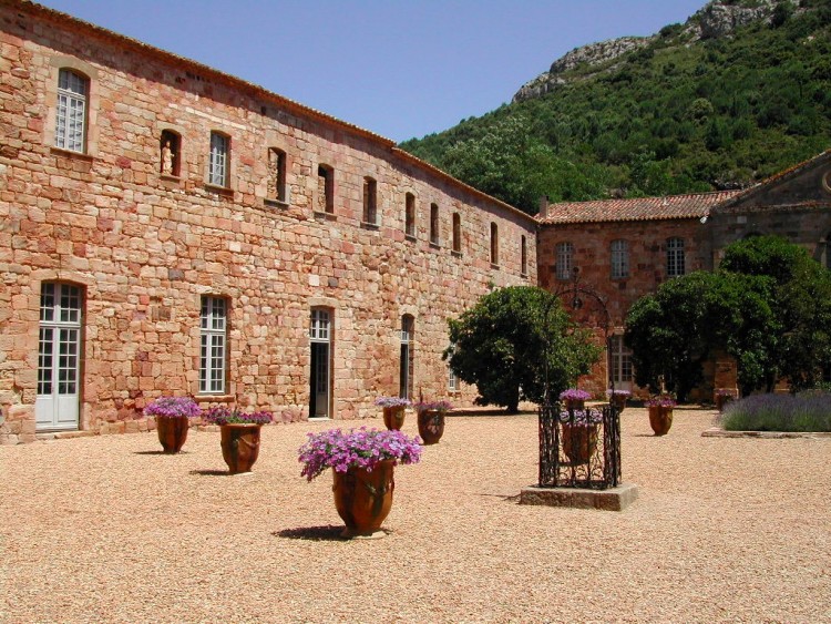 Fonds d'cran Voyages : Europe France (non prcis) Abbaye Fontfroide 2