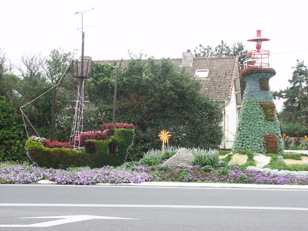 Fonds d'cran Nature Parcs - Jardins Composition florale Phare rond point Gurande