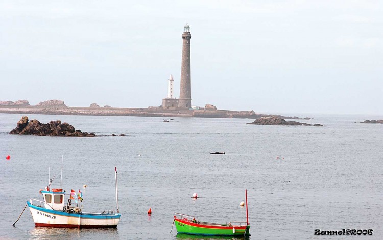 Fonds d'cran Bateaux Bateaux de pche Phare de l'Ile Vierge (Bretagne)