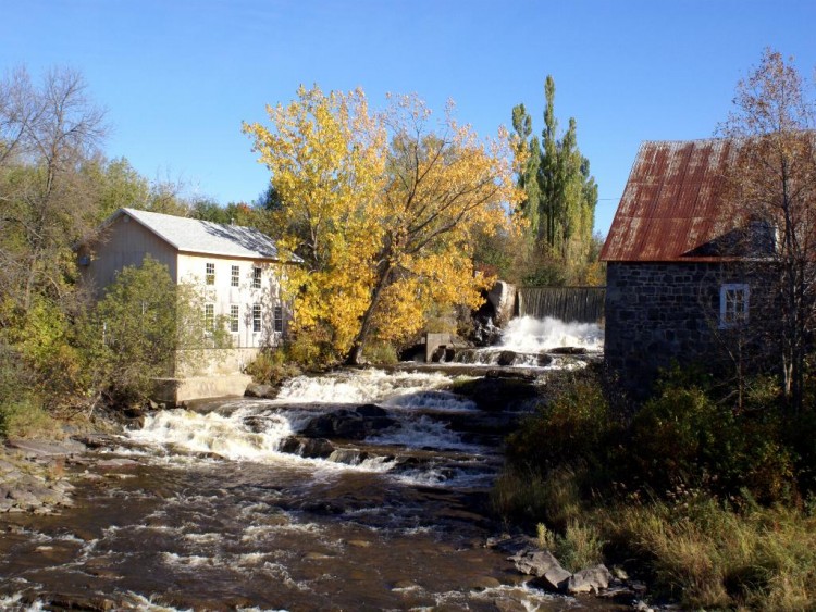 Wallpapers Nature Waterfalls LA CHUTE DU VIEUX MOULIN