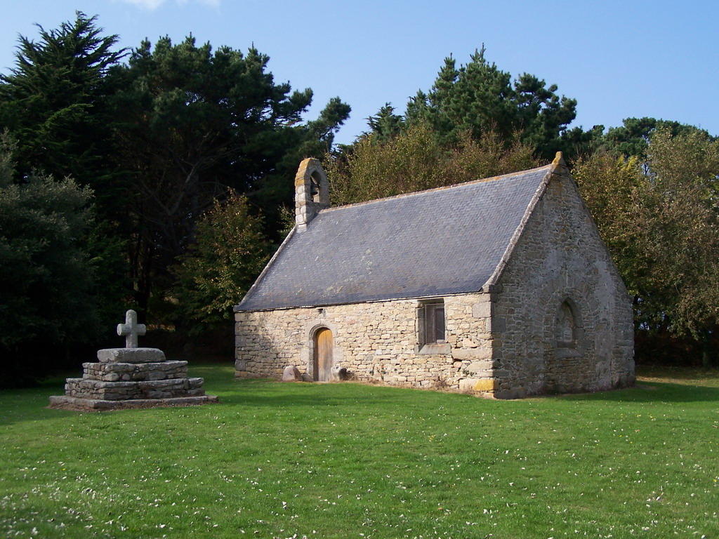 Fonds d'cran Constructions et architecture Edifices Religieux Chapelle bretonne dans un crin de verdure