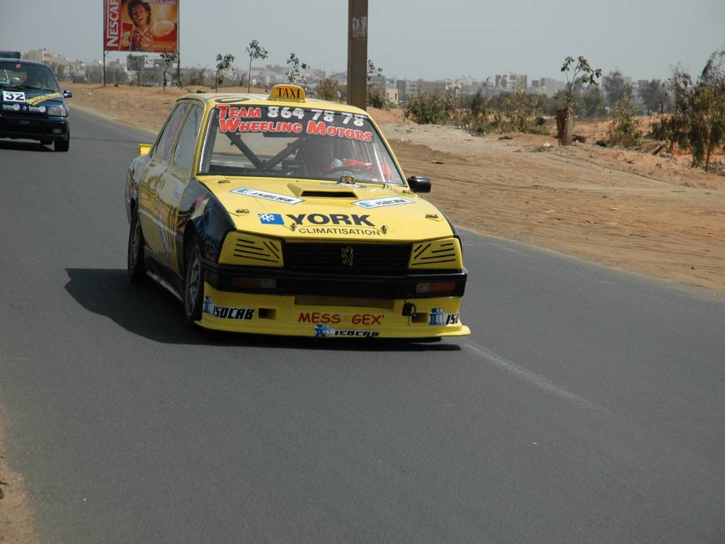 Fonds d'cran Voitures Peugeot 505 wheeling motors,dakar senegal