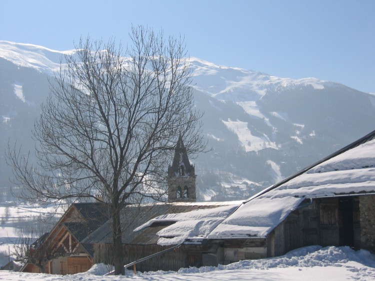 Fonds d'cran Nature Montagnes Hautes Alpes, le vieux village et les pistes de ski...