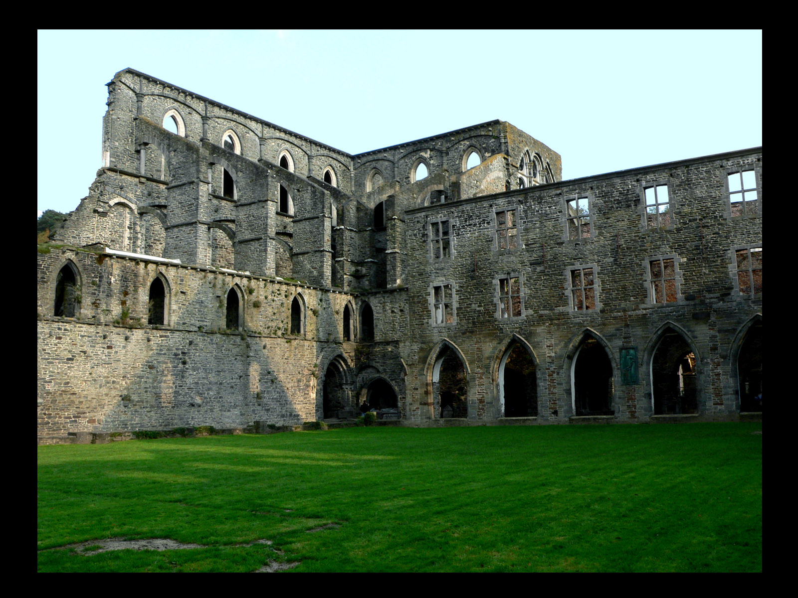 Fonds d'cran Constructions et architecture Ruines - Vestiges le cloitre