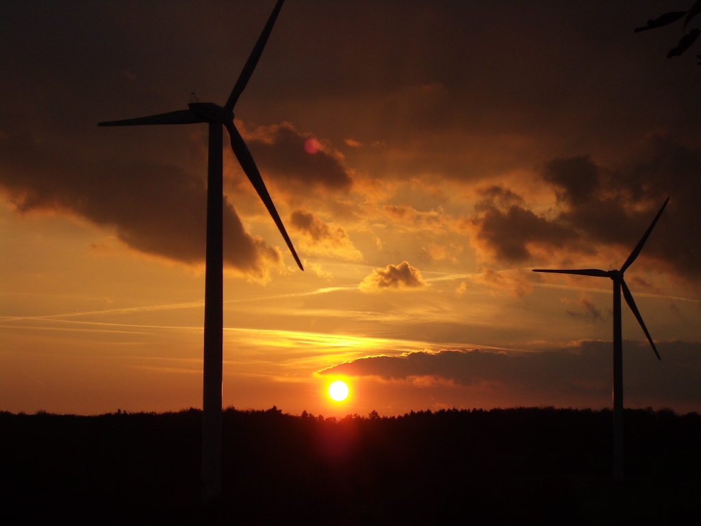 Fonds d'cran Nature Couchers et levers de Soleil Coucher de soleil entre Eoliennes