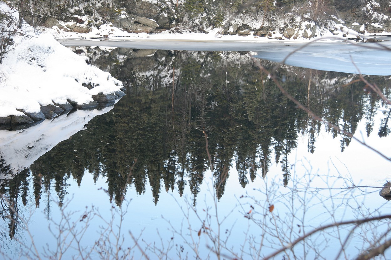 Fonds d'cran Nature Eau - Reflets Rivire qui commence  geler.