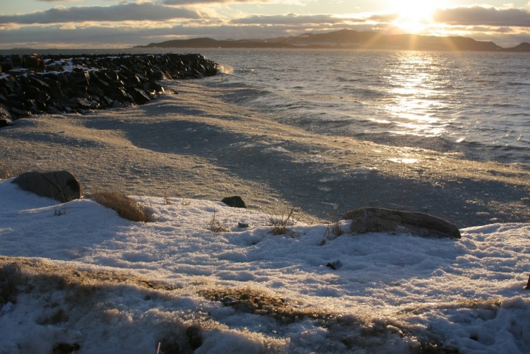 Fonds d'cran Nature Couchers et levers de Soleil Glaons sur la mer.