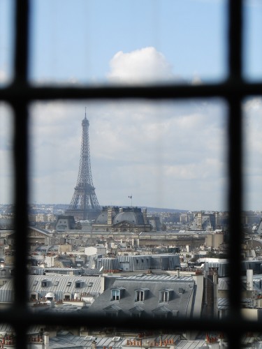 Wallpapers Constructions and architecture Statues - Monuments Grille sur fond de Tour Eiffel