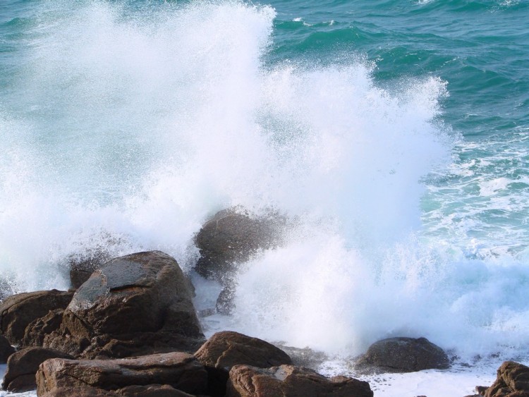 Fonds d'cran Nature Mers - Ocans - Plages quand la vague s'eclate