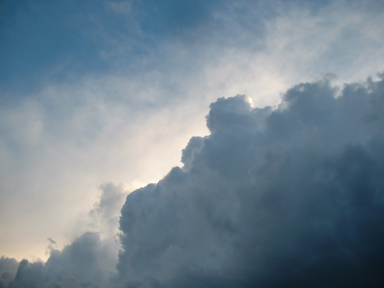 Wallpapers Nature Skies - Clouds Nuage noir d'orage VS ciel bleu