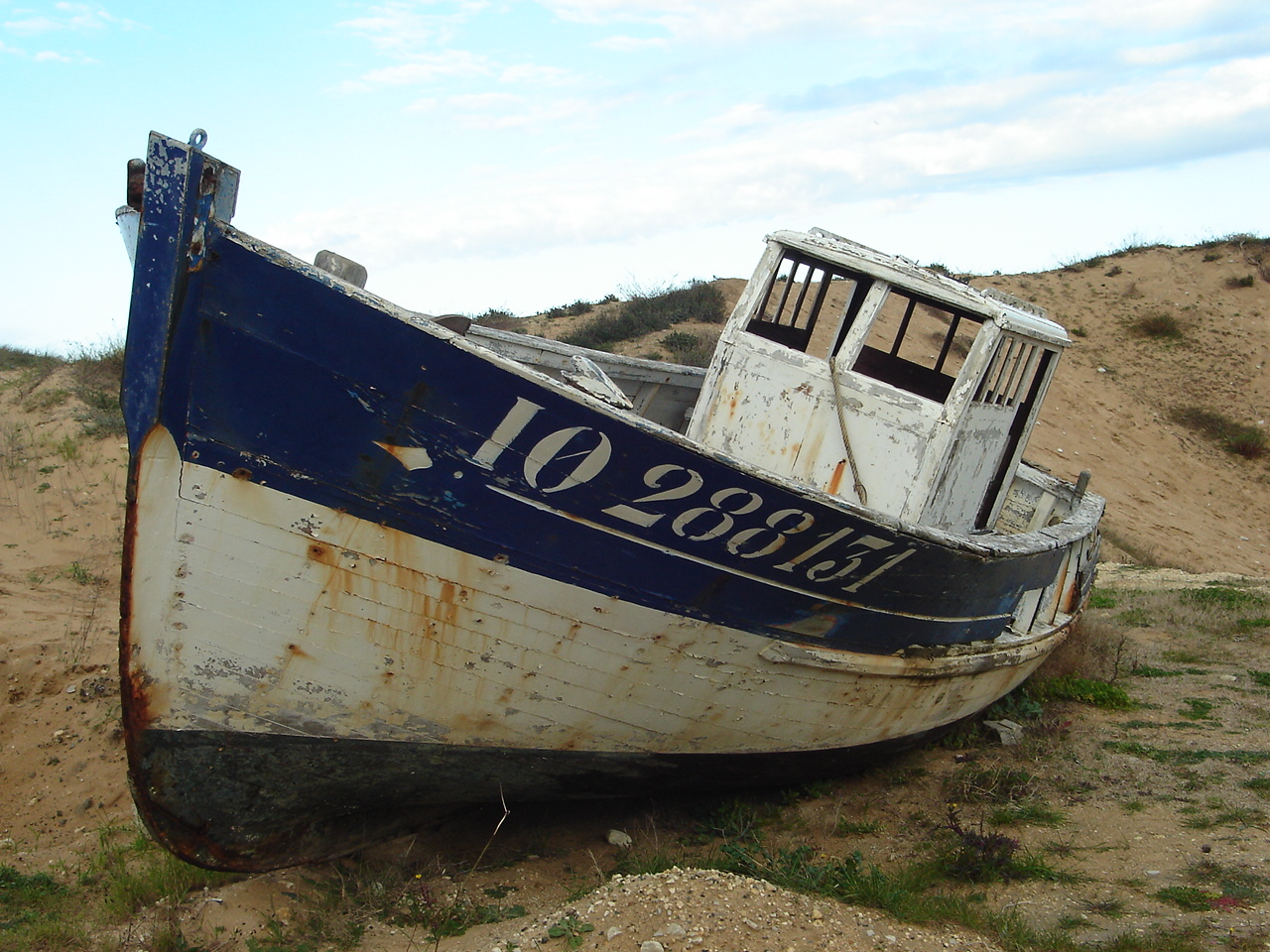 Fonds d'cran Bateaux Bateaux de pche Echou sur la plage du Douet (Ile d'Olron)