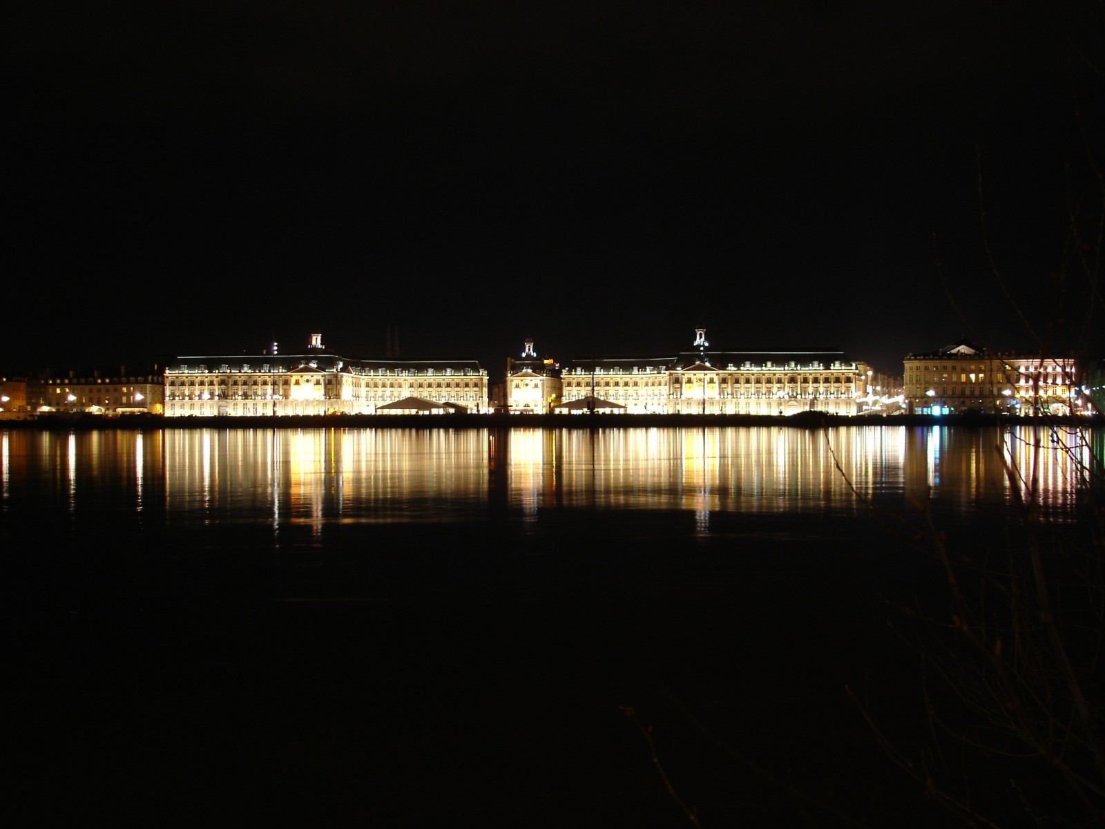 Wallpapers Trips : Europ France > Aquitaine la place de la bourse en lumiere