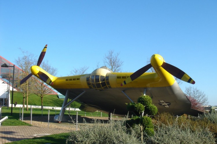 Fonds d'cran Voyages : Europe France > Poitou Charente Avion