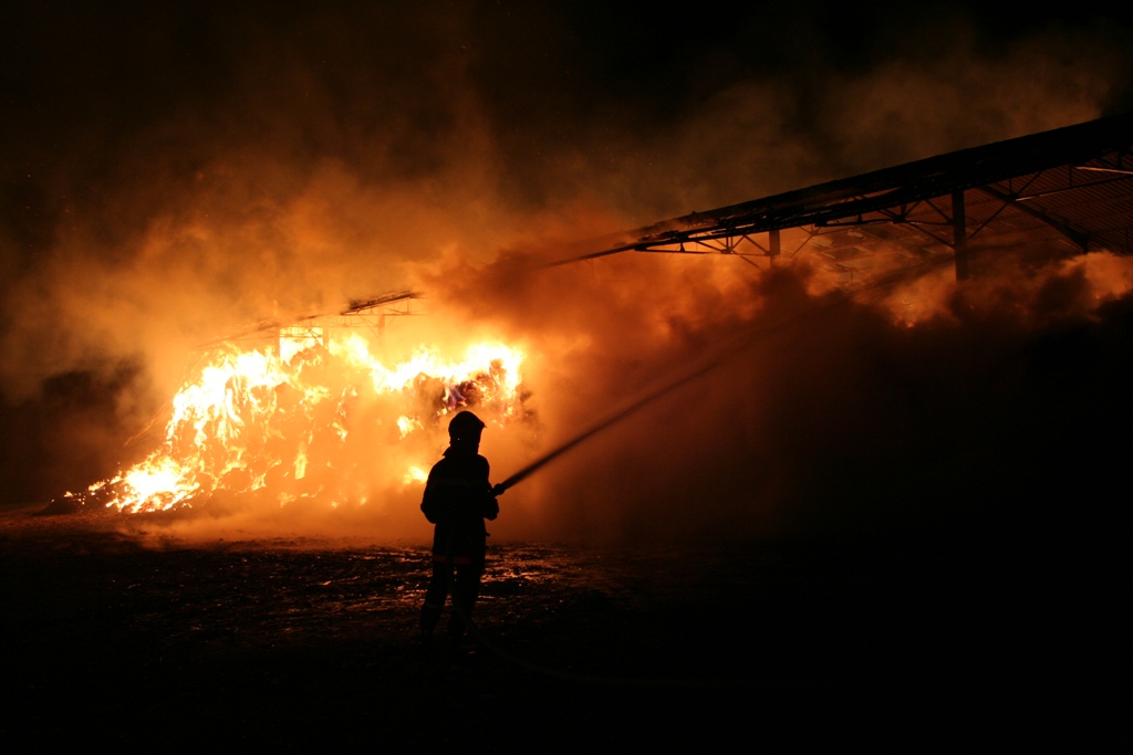 Fonds d'cran Hommes - Evnements Pompiers - Incendies Feu de hangar