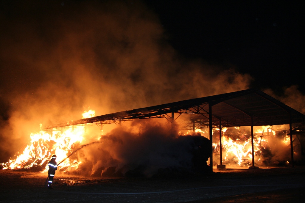 Fonds d'cran Hommes - Evnements Pompiers - Incendies feu de hangar 2