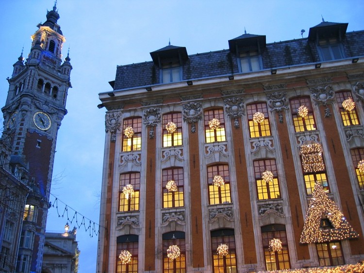 Fonds d'cran Voyages : Europe France > Nord Pas de Calais Beffroi et facade de bijouterie  Lille